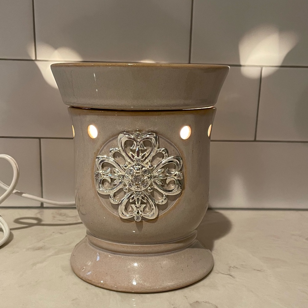 Beautiful, neutral, full size scentsy warmer, crystal pendant design, wax warmer